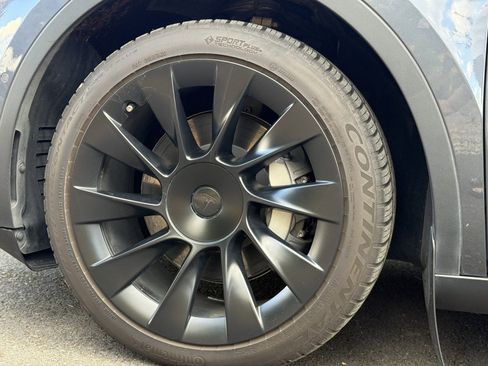 Used 2022 Tesla Model Y Long Range image 32