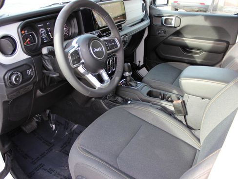 Used 2025 Jeep Wrangler Sahara AWD/4WD image 10