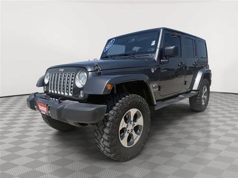 Used 2017 Jeep Wrangler Unlimited Sahara w/ Max Tow Package AWD/4WD image 5