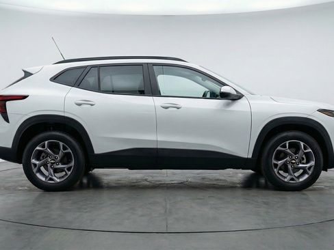 Used 2025 Chevrolet Trax LT w/ LT Convenience Package FWD image 11