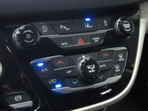 Used 2024 Chrysler Pacifica Touring-L FWD image 32