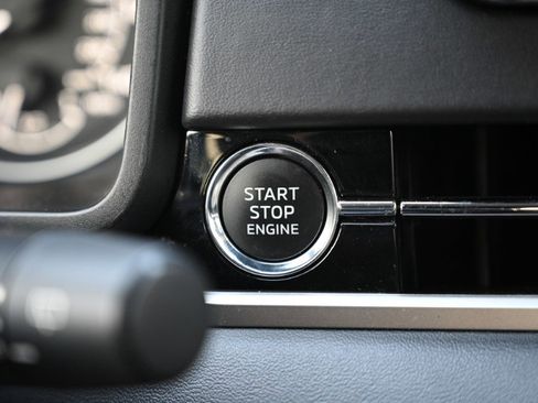 Used 2024 Mitsubishi Outlander AWD image 28
