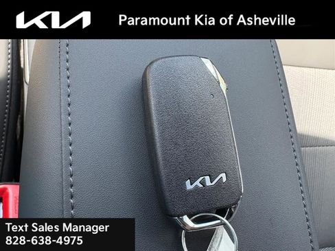 New 2025 Kia Niro EX Touring image 28