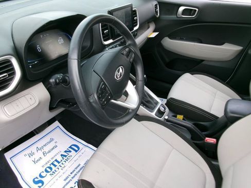 Used 2025 Hyundai Venue SEL FWD image 13