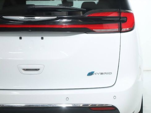 Used 2024 Chrysler Pacifica Select image 43