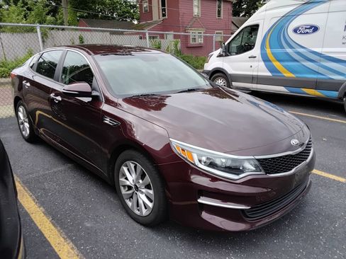 Used 2018 Kia Optima LX w/ 17" Alloy Wheels Package FWD image 11