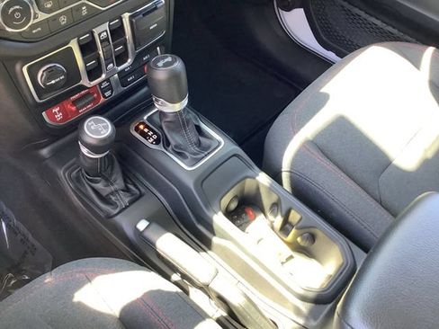 Used 2025 Jeep Wrangler Unlimited Rubicon w/ Convenience Group AWD/4WD image 18