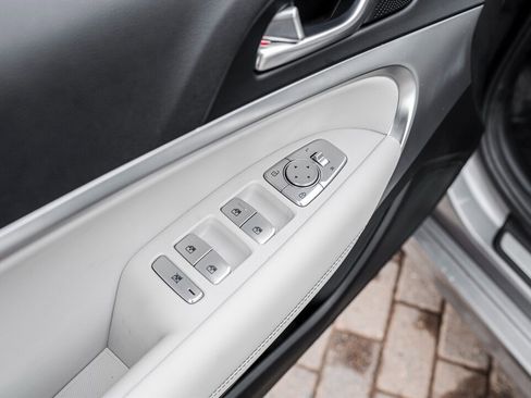 Used 2025 Genesis G70 2.5T image 19