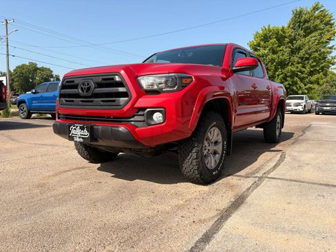 Used 2017 Toyota Tacoma SR5 w/ Tow Package AWD/4WD image 4