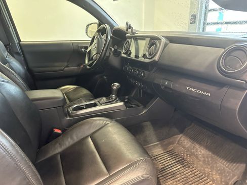 Used 2018 Toyota Tacoma TRD Sport image 9