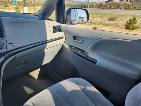 Used 2012 Toyota Sienna LE w/ Towing Pkg FWD image 29