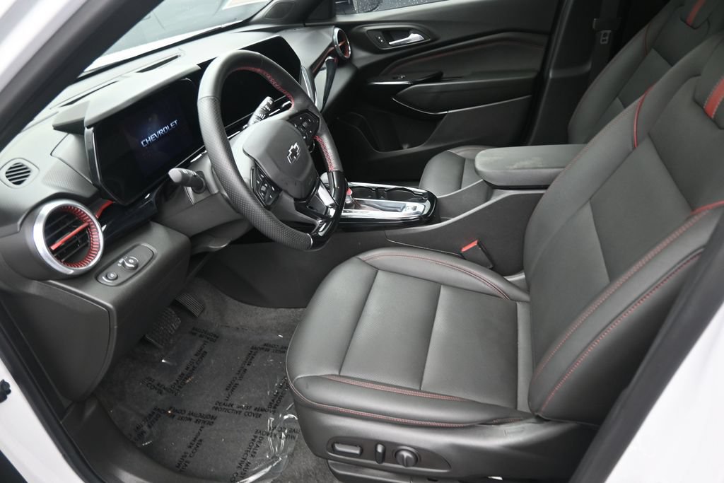 Used 2025 Chevrolet Trax RS FWD image 12