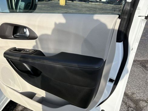 Used 2023 Chrysler Pacifica Touring-L image 11