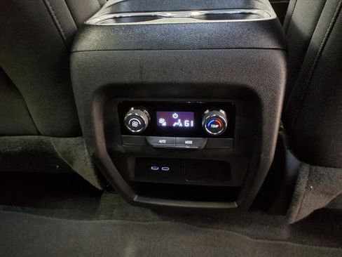 Used 2025 Chevrolet Traverse LT image 15