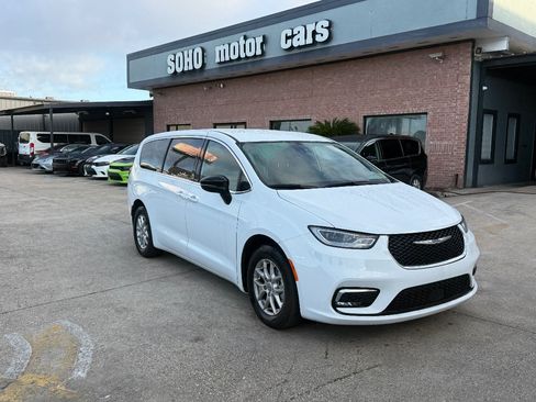 Used 2025 Chrysler Pacifica Select FWD image 3