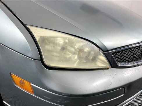Used 2005 Ford Focus ZX4 Sedan FWD image 35