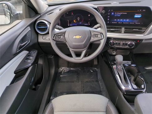 Certified 2025 Chevrolet Trax LT image 17