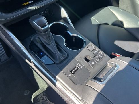 Used 2024 Toyota Highlander XLE image 27