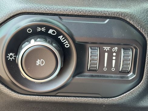 Used 2021 Jeep Wrangler Unlimited Sahara w/ Cold Weather Group AWD/4WD image 24