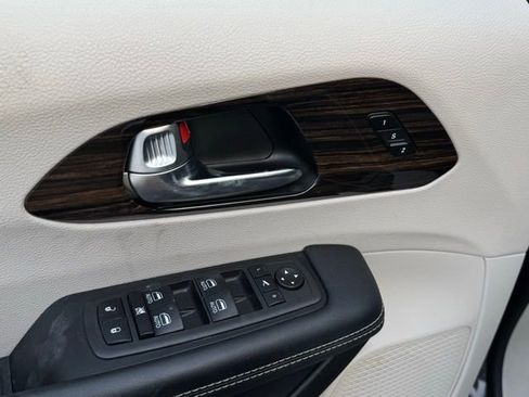 Used 2023 Chrysler Pacifica Limited image 13