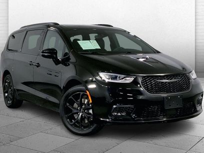 Used 2024 Chrysler Pacifica Limited w/ Uconnect Theater Family Group