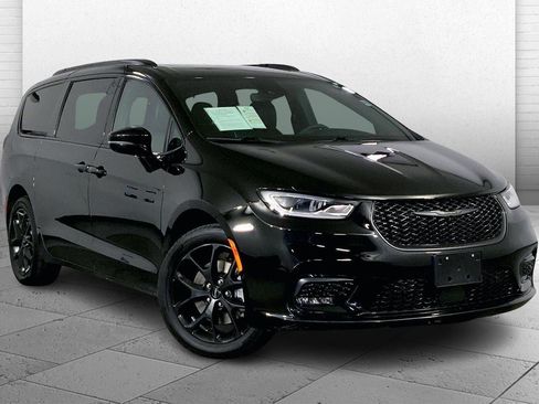 Used 2024 Chrysler Pacifica Limited w/ Uconnect Theater Family Group image 1