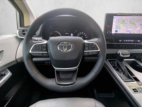 Used 2025 Toyota Sienna XLE FWD image 7