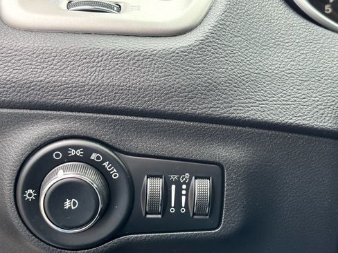 Used 2018 Jeep Compass Latitude w/ Popular Equipment Group FWD image 29