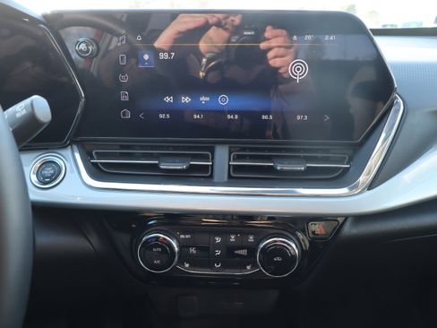 Used 2025 Chevrolet Trax LT w/ LT Convenience Package image 18