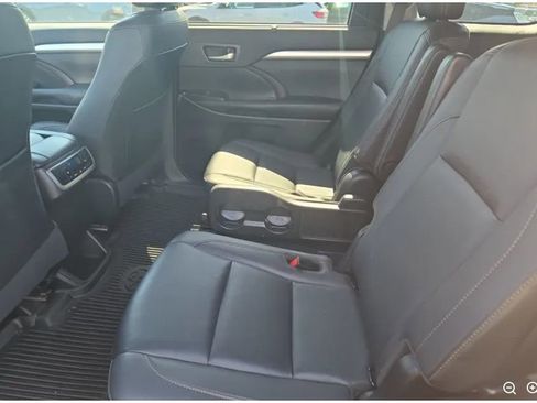 Used 2019 Toyota Highlander XLE image 4