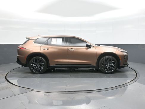 Certified 2025 Toyota Crown Signia image 10