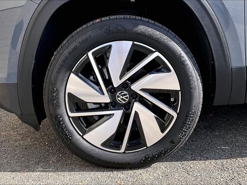 Certified 2025 Volkswagen Atlas SEL image 8
