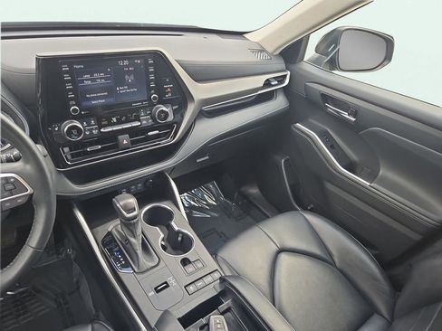 Used 2022 Toyota Highlander XLE image 23