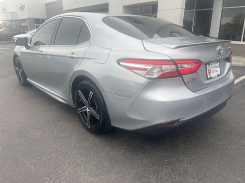 Used 2018 Toyota Camry SE image 3