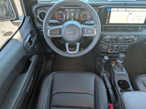 Used 2025 Jeep Wrangler Unlimited Sahara AWD/4WD image 10