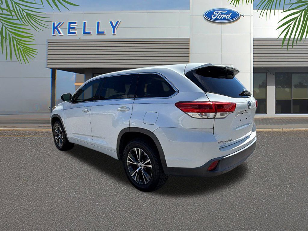 Used 2018 Toyota Highlander Plus FWD image 3