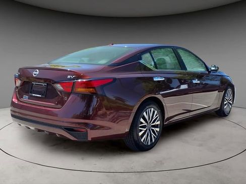 Used 2024 Nissan Altima 2.5 SV FWD image 9