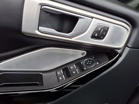 Used 2023 Ford Explorer Platinum w/ Technology Package image 15