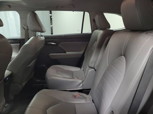 Used 2022 Toyota Highlander XLE AWD/4WD image 21