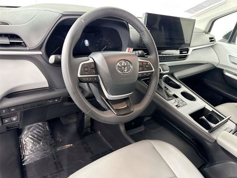 Certified 2026 Toyota Sienna XLE FWD image 4