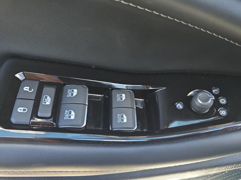 Used 2024 Jeep Grand Cherokee L Overland w/ Advanced Protech Group III AWD/4WD image 32