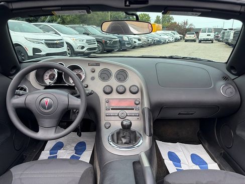 Used 2006 Pontiac Solstice Convertible w/ Power Package RWD image 11