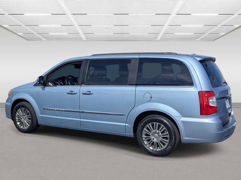 Used 2013 Chrysler Town & Country Touring-L w/ Driver Convenience Group image 3