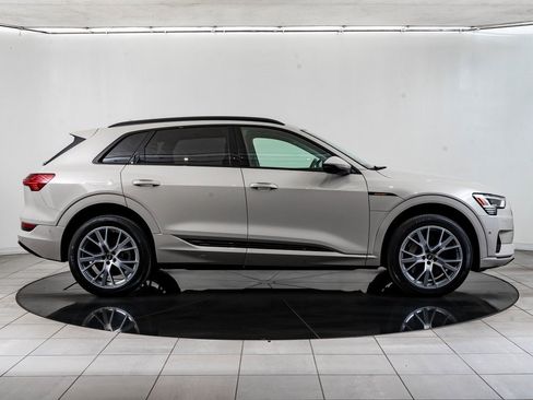 Used 2021 Audi e-tron Prestige w/ Prestige Package image 11