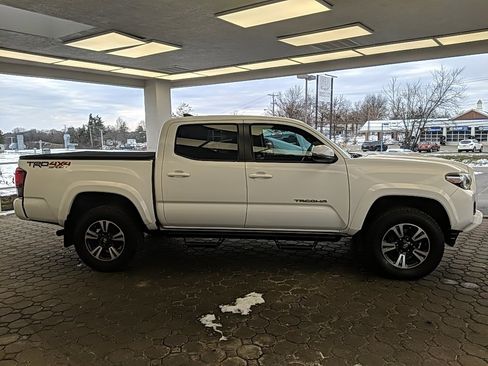 Used 2019 Toyota Tacoma TRD Sport image 4