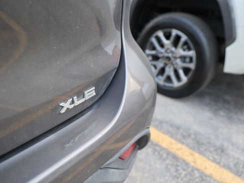 Used 2021 Toyota Highlander XLE FWD image 13