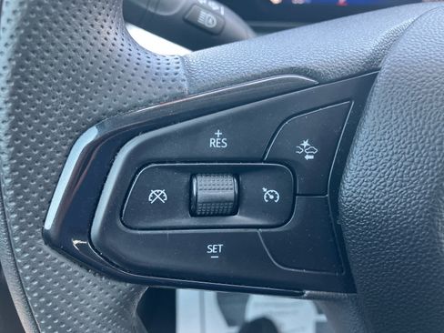Used 2025 Chevrolet Trax LT FWD image 17