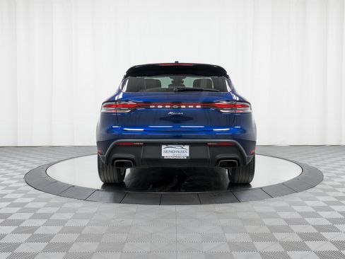 Certified 2022 Porsche Macan image 6