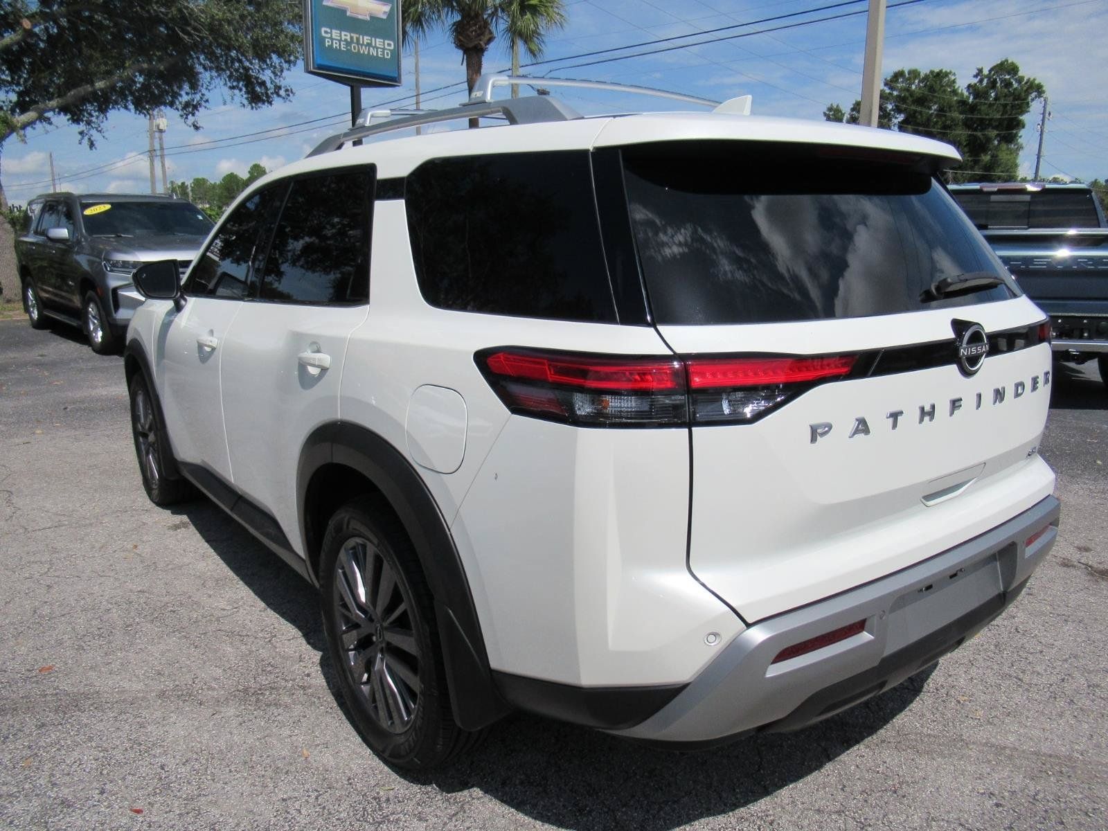 Used 2024 Nissan Pathfinder SL w/ SL Premium Package FWD image 8