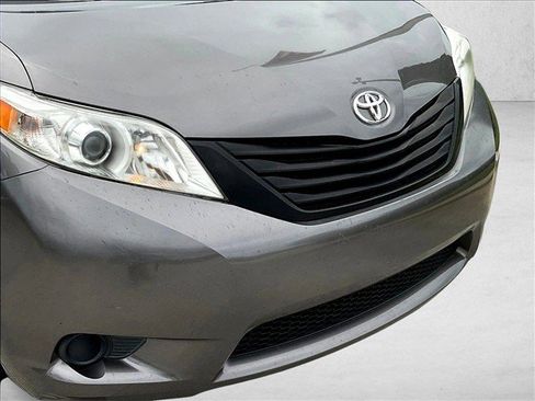 Used 2017 Toyota Sienna L FWD image 30